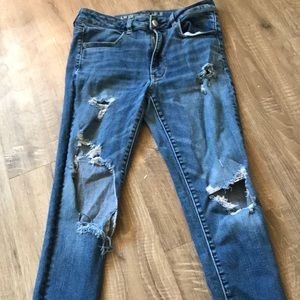 AE RIPPED HIGH WAISTED JEANS